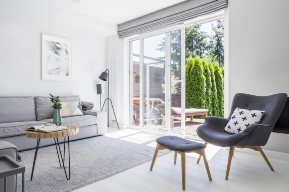 Professionnel pour la pose de parquet flottant dans un salon Lyon